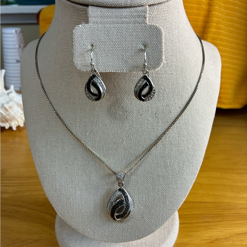 Elegant Silver and Black Teardrop Jewelry Set